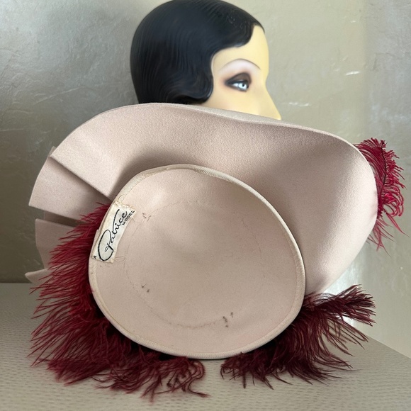 ENTICING 1940S\' BEIGE FELT HAT WITH UPTURNED/FOLDED BRIM + BURGUNDY FEATHERS main image 10